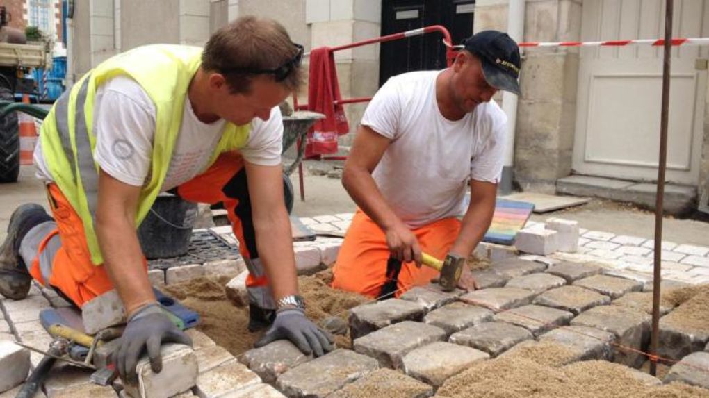 Apprendre à poser des pavés anciens avec soin